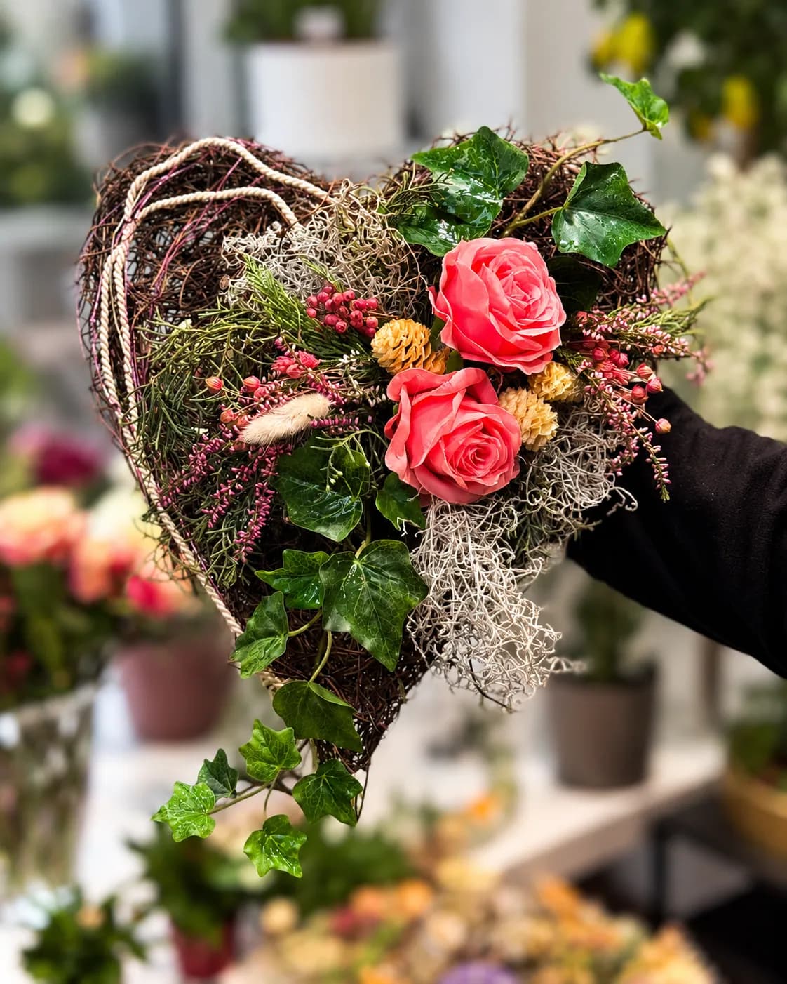 Herzgesteck mit Rosen und Efeu
