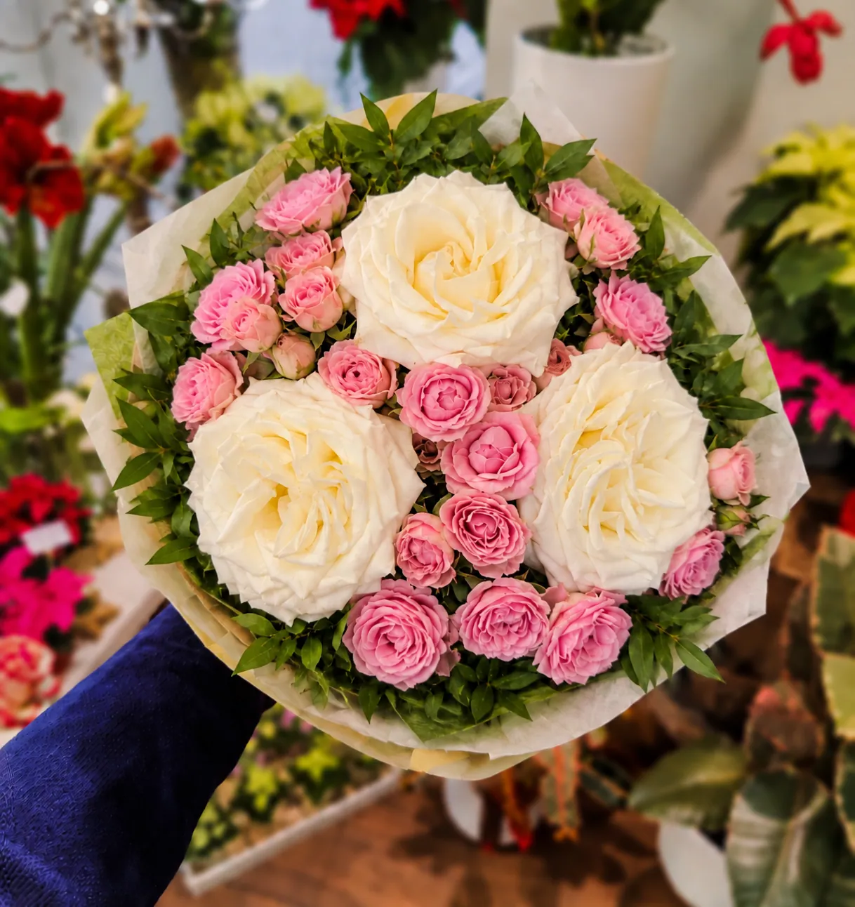 Strauß aus Candlelight Rosen und rosa Sprayrosen